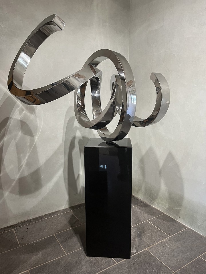 Gino Miles, Z Ladidia, 2024
Stainess Steel, 36 x 44 x 44 inches on 37 x 14 x 14 inch base
MILE00076
$42,000